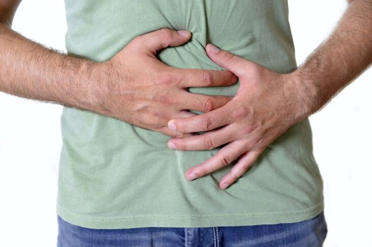 Dolor e hinchazón síntomas de la presencia de gusanos en los intestinos. 