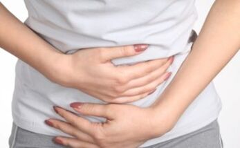 El dolor en el abdomen es uno de los primeros síntomas de infección con gusanos. 