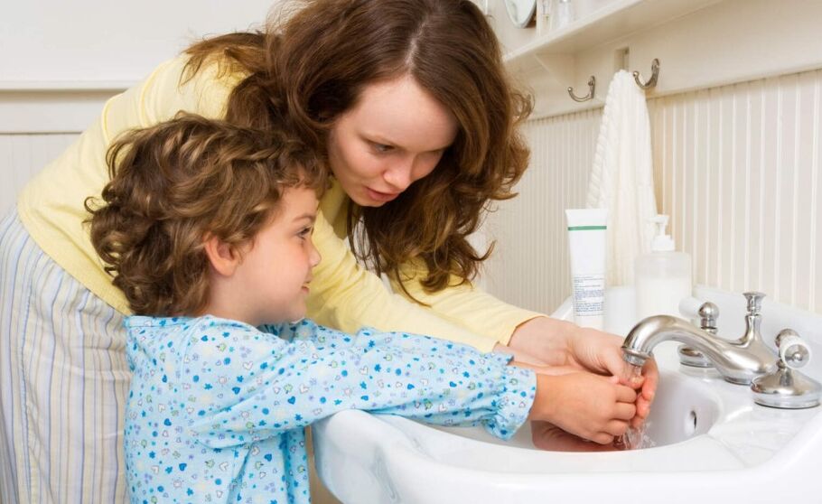 Para evitar la entrada de gusanos en el cuerpo del niño, debe seguir las reglas de higiene. 