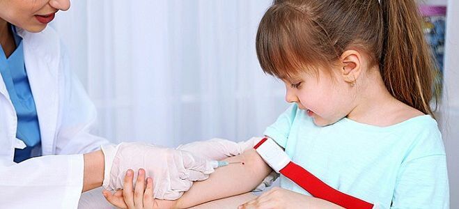 muestreo de sangre para el análisis de gusanos en un niño