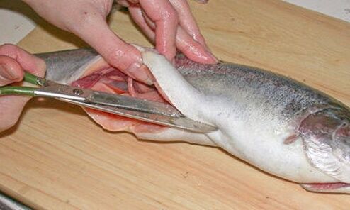 Cortar el pescado con cuidado en una tabla de cortar personal lo protegerá contra la infección por parásitos