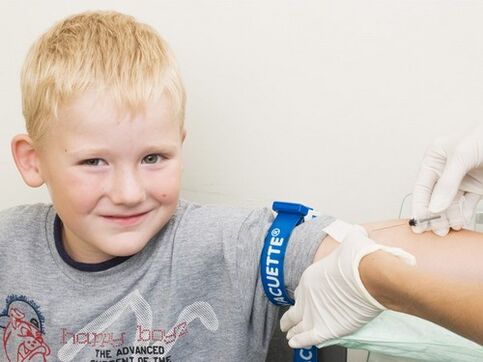 Un niño dona sangre para análisis si se sospecha que está infectado con parásitos.