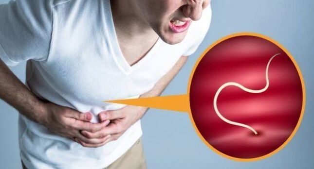 El dolor abdominal es un síntoma de la presencia de parásitos en el cuerpo. 